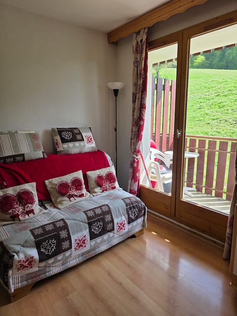 Airbnb performant: At the foot of the slopes, mountain view, skiing & mountain biking, 5 people à Bernex