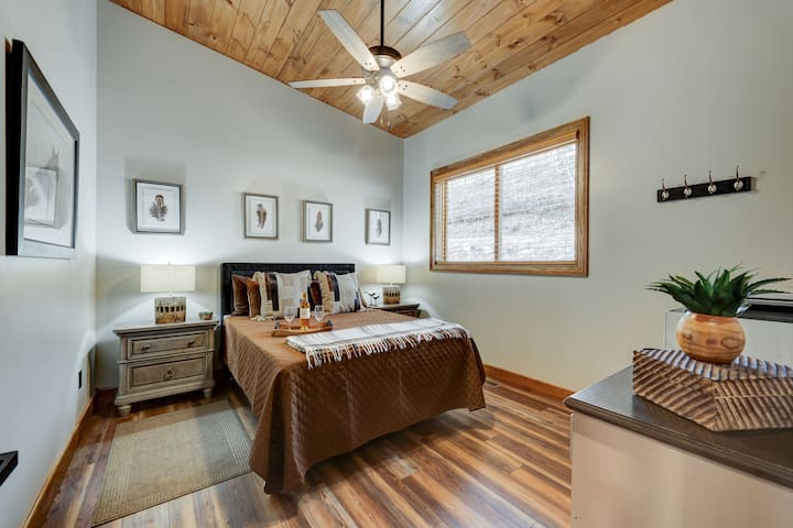 Гостинска спална соба со едноставен рустикален шарм и дрвен под.