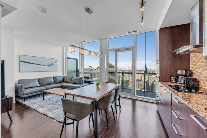 67th Floor Penthouse CN Tower View gallery image 5