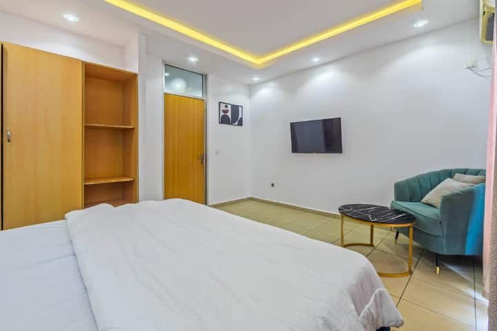 พักผ่อนยามค่ำคืนในห้องนอนสบายๆ พร้อมเตียงนุ่มๆ ม่าน เครื่องปรับอากาศ และสมาร์ททีวี 

เหมาะสำหรับนักเดินทางคนเดียว คู่รัก หรือมืออาชีพที่เข้าพักในลากอส