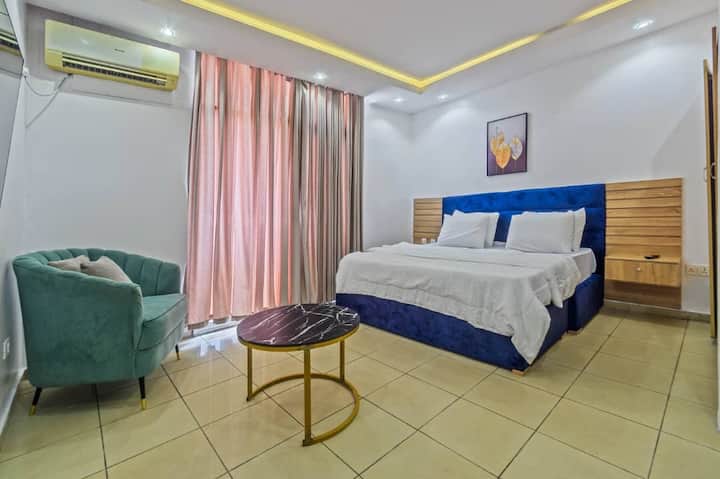 พักผ่อนยามค่ำคืนในห้องนอนสบายๆ พร้อมเตียงนุ่มๆ ม่าน เครื่องปรับอากาศ และสมาร์ททีวี 

เหมาะสำหรับนักเดินทางคนเดียว คู่รัก หรือมืออาชีพที่เข้าพักในลากอส