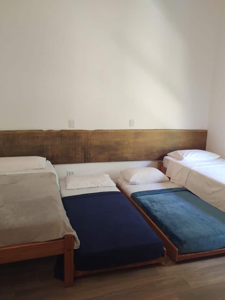 Habitación amplia con dos camas. 
Escritorio y muebles verticales para guardar las pertenencias. 
Vista a la piscina.
Juego de cama y baño nuevos y completos.
Aire acondicionado nuevo