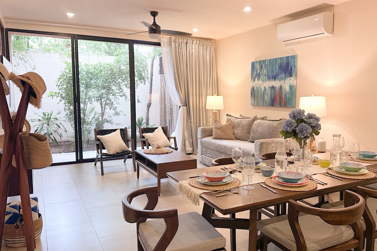 Sala amplia y confortable con sofá tipo lounge (se convierte en una cama king size) aire acondicionado y TV de pantalla plana. Ideal para noches de descanso o para trabajar en un ambiente relajado con vista a la naturaleza.