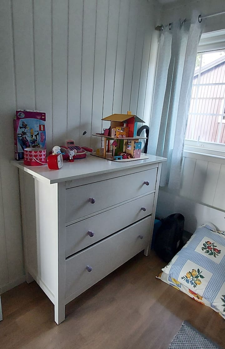 Спална соба 2: гардеробер со многу простор за складирање. Играчки за употреба.