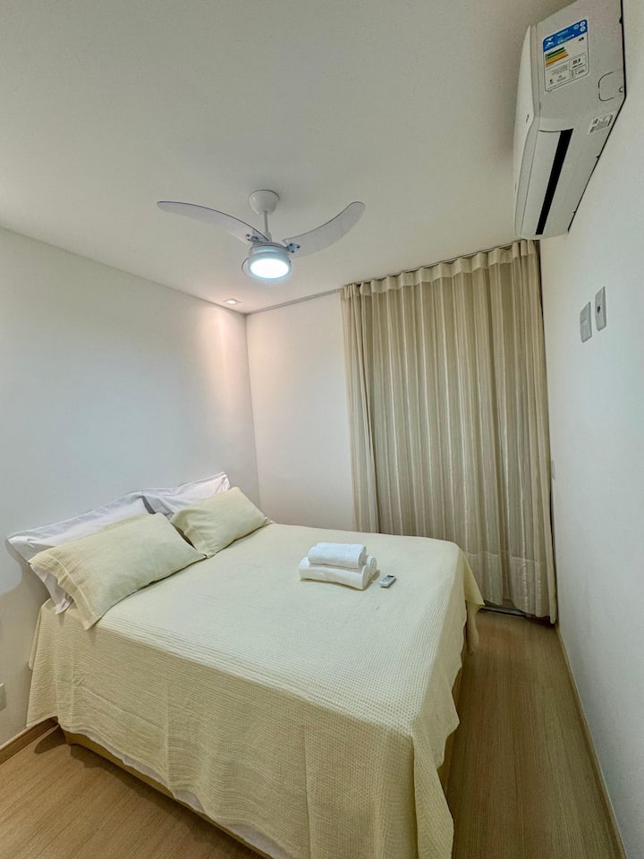 Suite amplia y elegante con una cómoda cama, baño privado y una acogedora decoración. Un entorno perfecto para relajarse con privacidad y estilo durante la estancia.