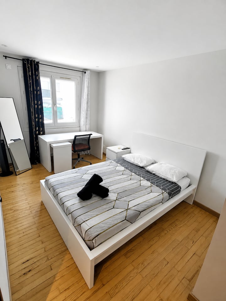 Chambre spacieuse et lumineuse.