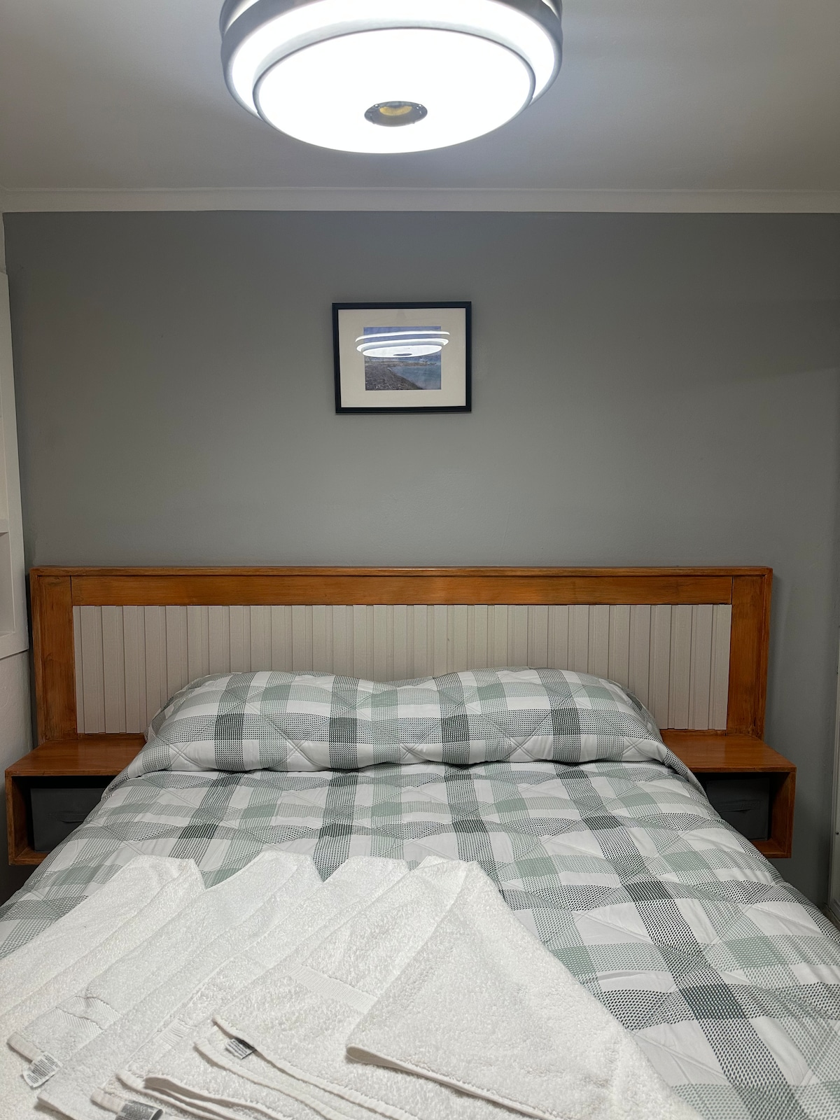 Habitación confortable con armario, gavetero, mesa de trabajo, A/C y abanico. 