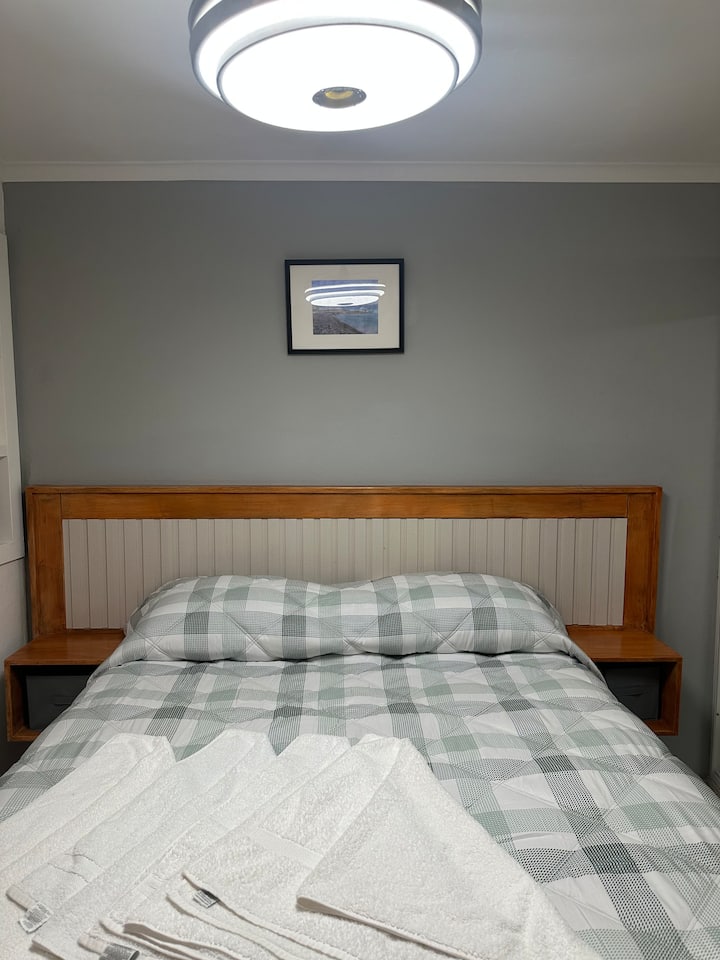 კომფორტული ოთახი გარდერობით, კომოდით, სამუშაო მაგიდით, კონდიციონერითა და ვენტილატორით. 