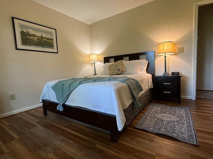 Chumba chenye nafasi kubwa na kitanda cha ukubwa wa malkia, tembea kwenye kabati na televisheni. Madirisha hutoa mwonekano mwingi wa mwanga na masafa marefu.