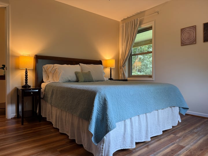 Utakuwa na starehe sana katika chumba hiki cha kulala chenye starehe na kitanda cha ukubwa wa malkia na kabati la kuingia. Madirisha hutoa mapazia mengi yenye mwanga na giza ya chumba inapohitajika.