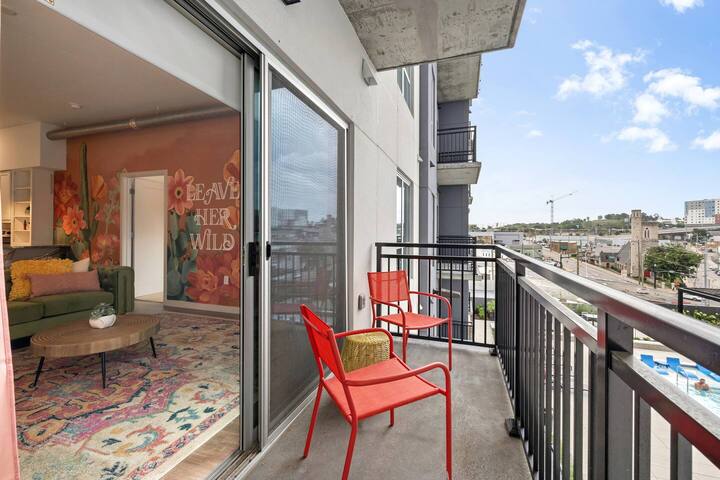 Downtown-Rooftop Pool-King Bed-Walk 2 Broadway! gallery image 3