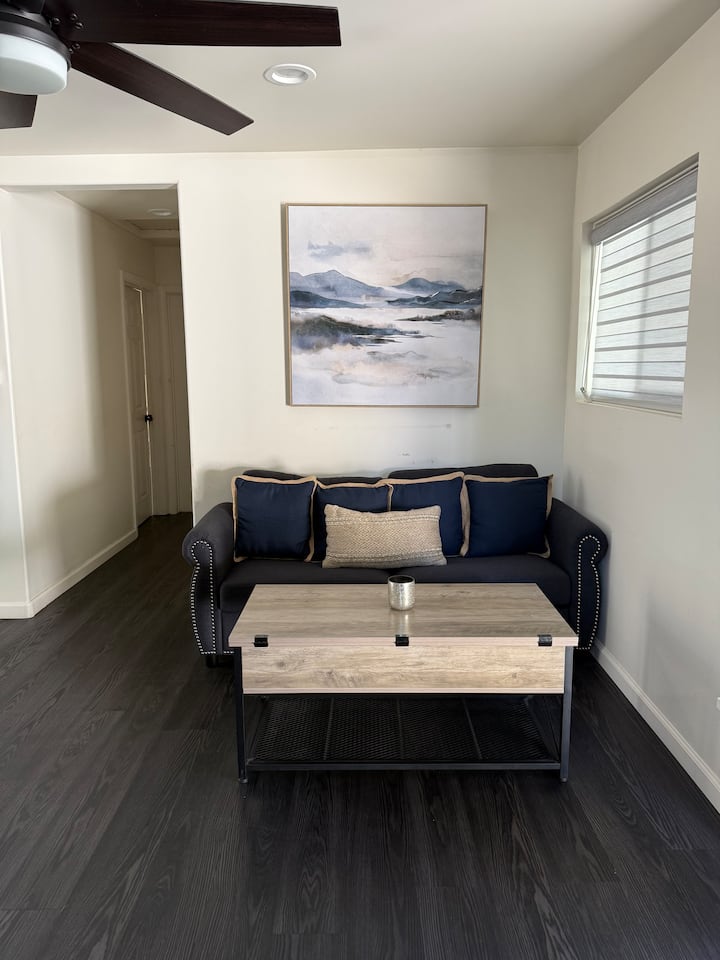 Разтегателният диван се превръща в голямо легло. Осигурени са допълнителни възглавници, чаршафи, одеяла и одеяла.
Масичката за кафе се превръща в работно пространство и по-голяма маса за хранене, когато се отвори.