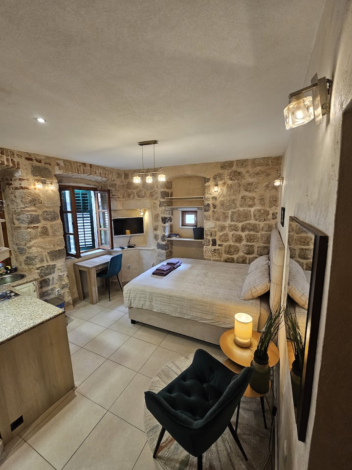 Character Central Kotor Studio Apartment (Right) - Kotor