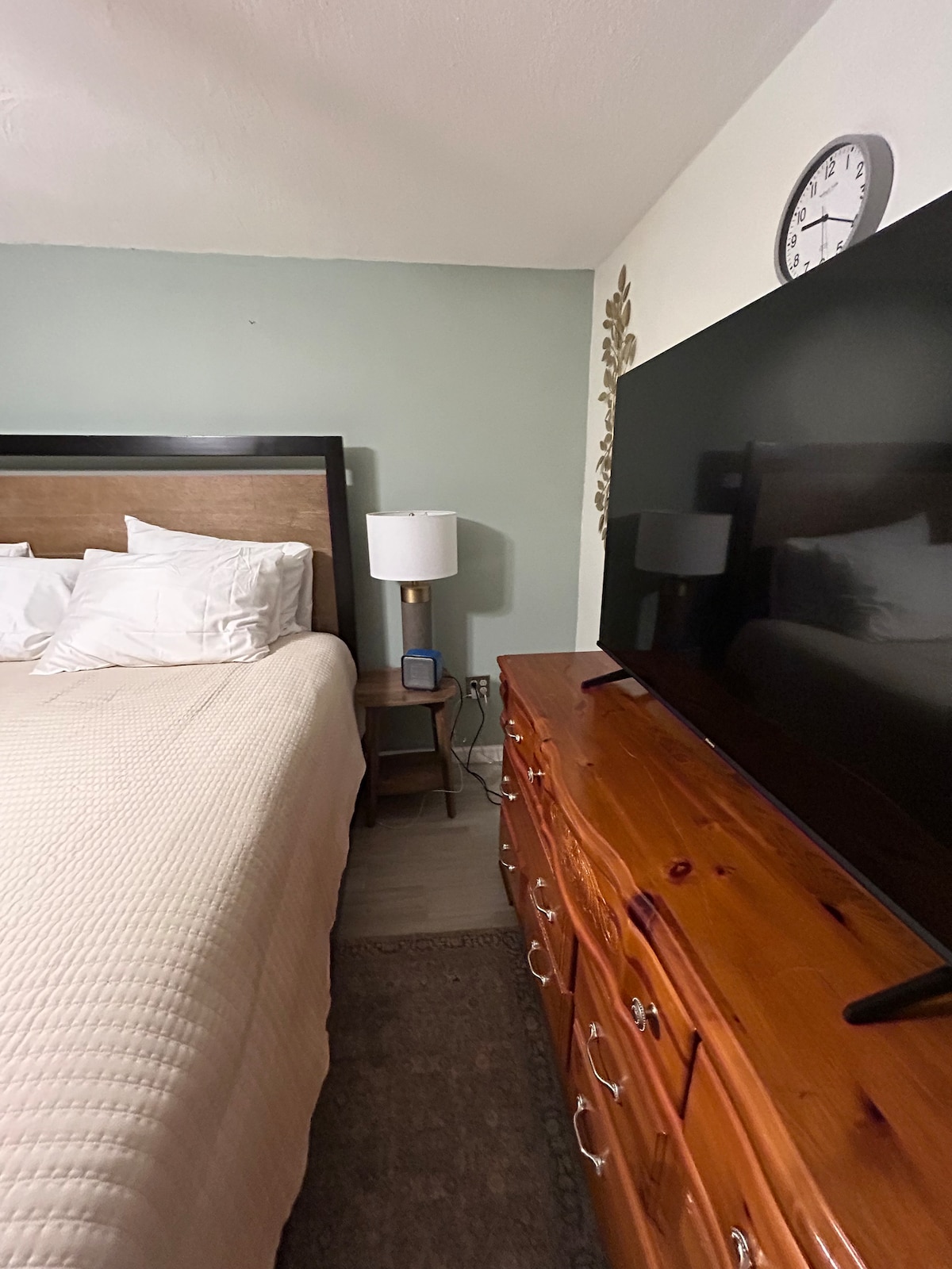 King bed + 55-inch TV close-up