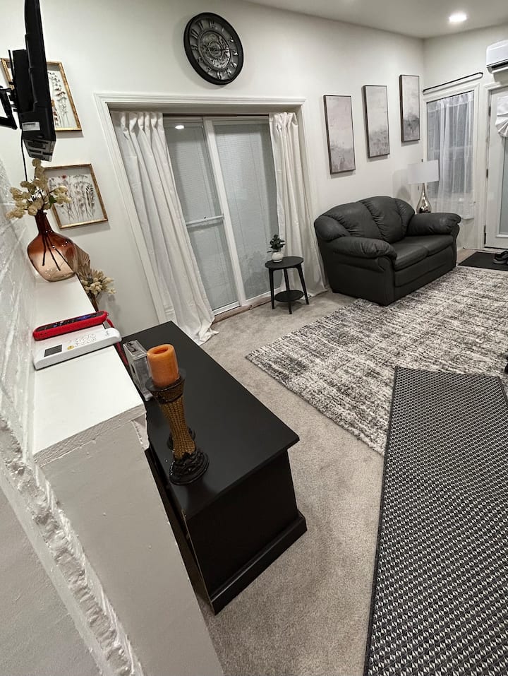 Immaculate King Bed Basement Apartment Near Amazon - 몬로빌