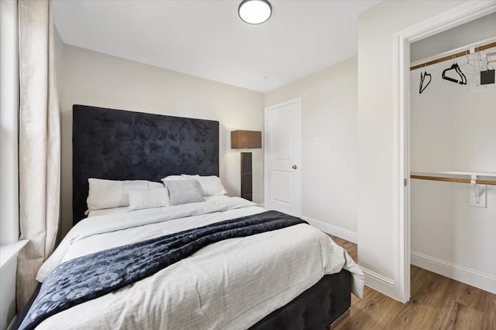 配有衣橱的标准双人床。非常宽敞。