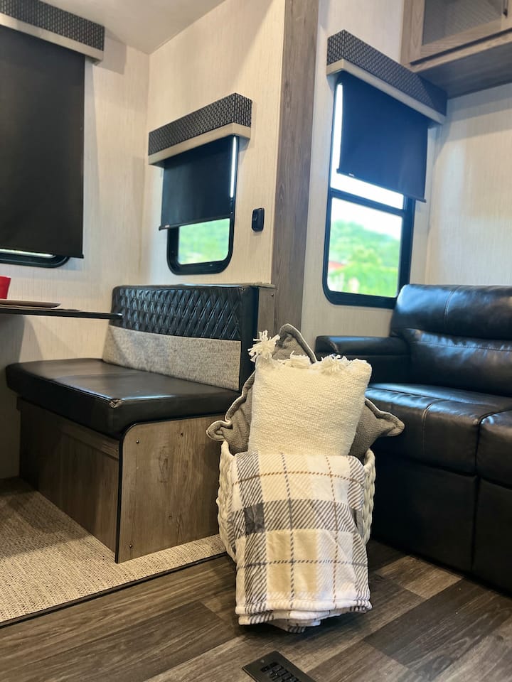 Riverside Glamping At It’s Finest! - 웨스트버지니아