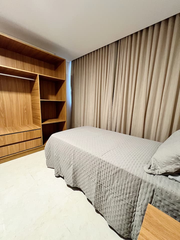 房间配备1张双人床和1张单人床、衣柜、空调、遮光窗帘、床单和卫生间。 请注意：不提供额外的床上用品。