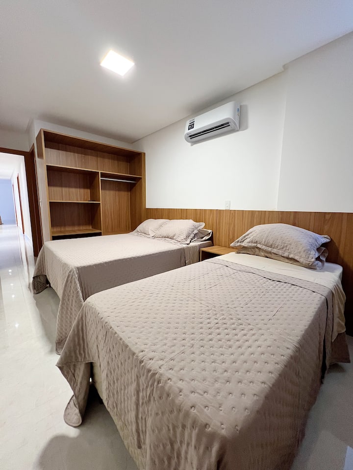 复合房间，配备1张双人床和1张单人床、衣柜、空调、遮光窗、01智能电视、床和浴室布草。 请注意：不提供额外的床上用品。