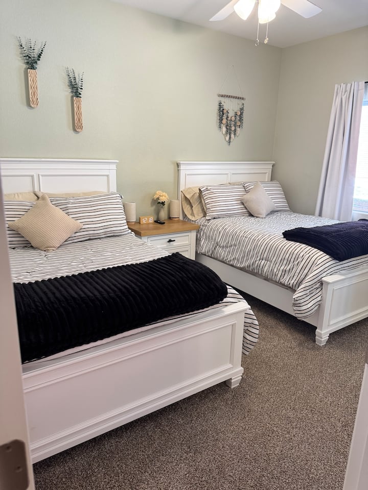 Dos camas de tamaño completo ubicadas en el segundo dormitorio. 