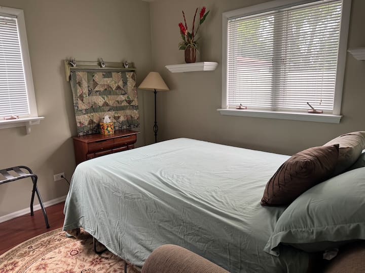 Ზემოდან დგას გასაშლელი დივანი ნამდვილი მატრასით. კომფორტული!