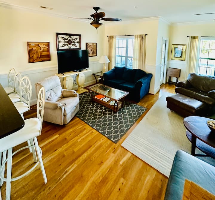 Large 5 Bedroom Townhouse-minutes To Beach!