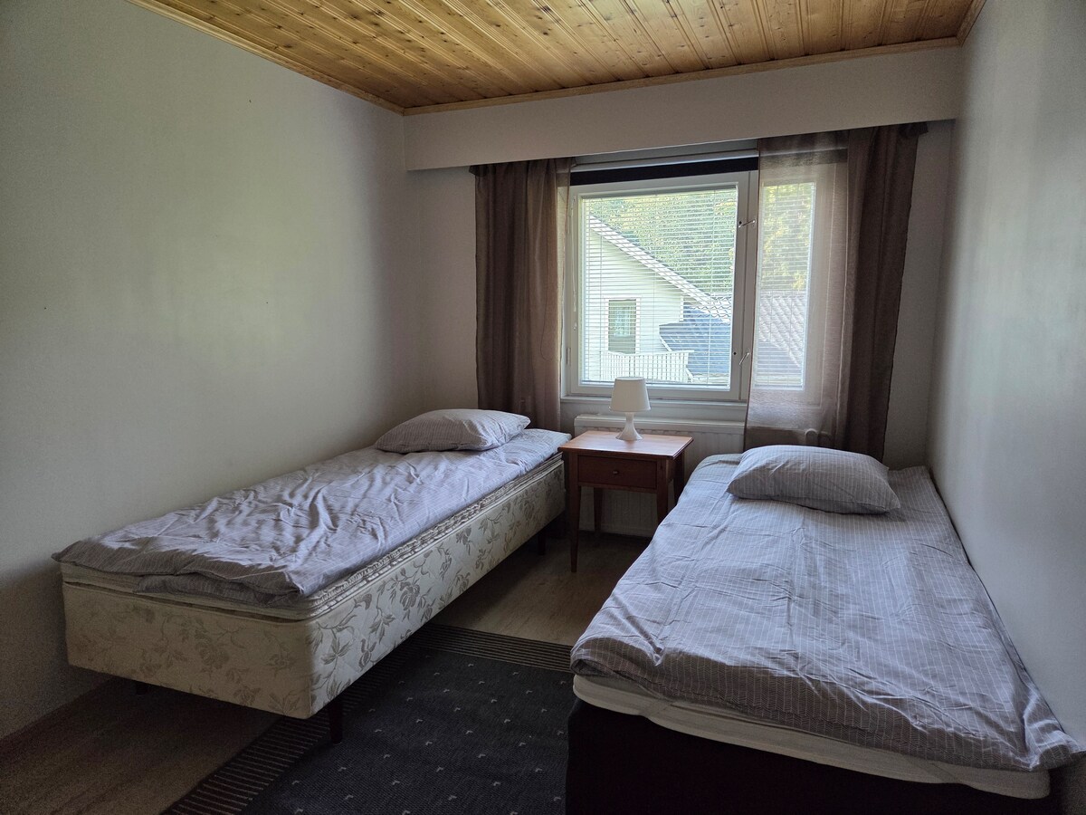 Este dormitorio de arriba tiene dos camas con colchones. Esta habitación también puede alojar a una tercera persona que duerma en un colchón en el piso.