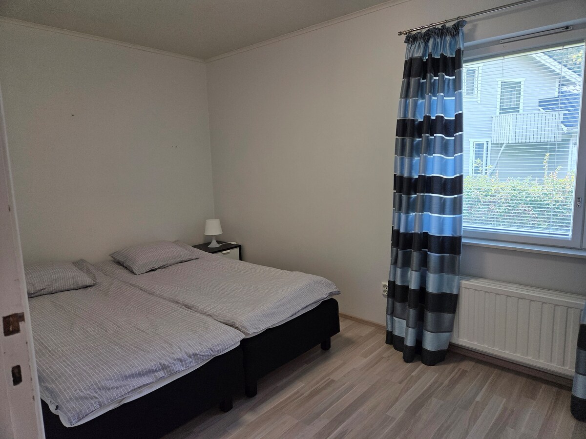 El dormitorio de abajo tiene dos camas con colchones.