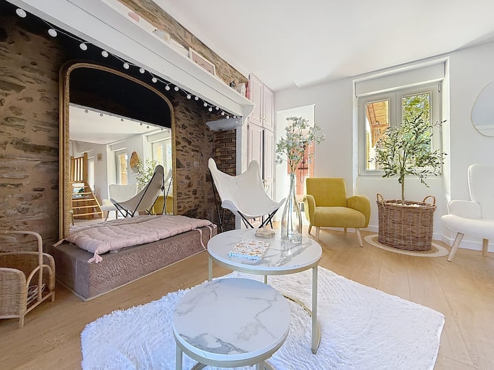 La Maison D'emmanuelle : Gite Rénové Avec Jardin - Aveyron