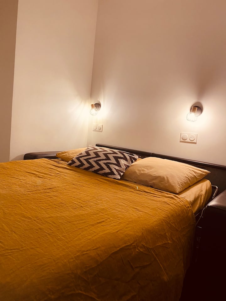 Talijanski dvosjed na razvlačenje
2 noćne svjetiljke s 2 utičnice 