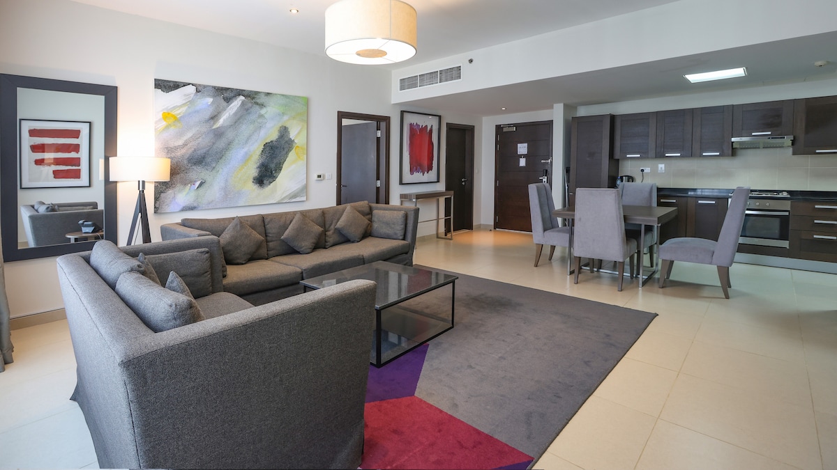 Top Airbnb: Deluxe One Bedroom in Trade Center First