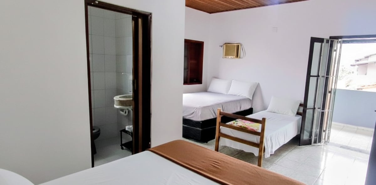 Суит, оборудван с 1 голямо двойно легло, 1 двойно легло и 1 единично легло. Разполага с балкон и частна баня. Има и турбовентилатор, закачалки и багажник. Климатикът не работи. 