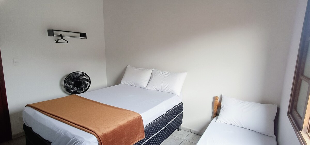 Общежитие, оборудвано с 2 двойни легла (легло, преместено от друго общежитие). Има и турбовентилатор, закачалки и багажник.