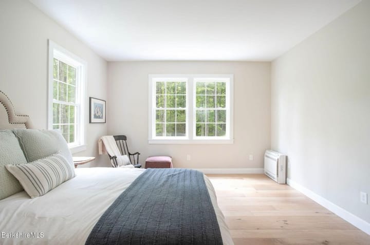 Apartmán na 1. poschodí so spálňou a pripojenou kúpeľňou so sprchou