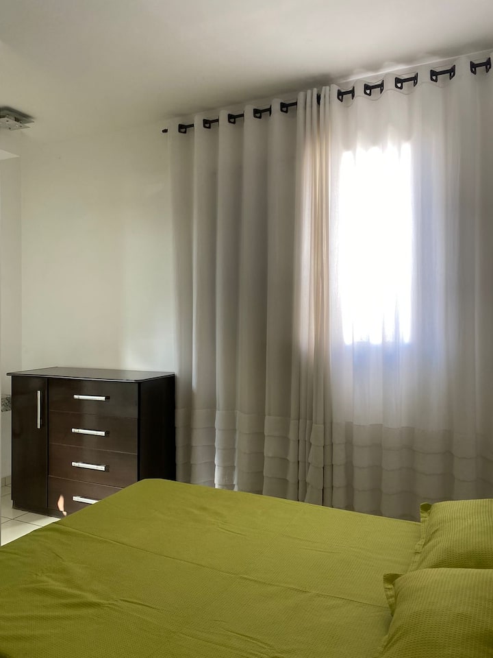 ห้องพักมีเตียงคู่ ตู้ล็อกเกอร์ 4 ประตู และห้องสวีท