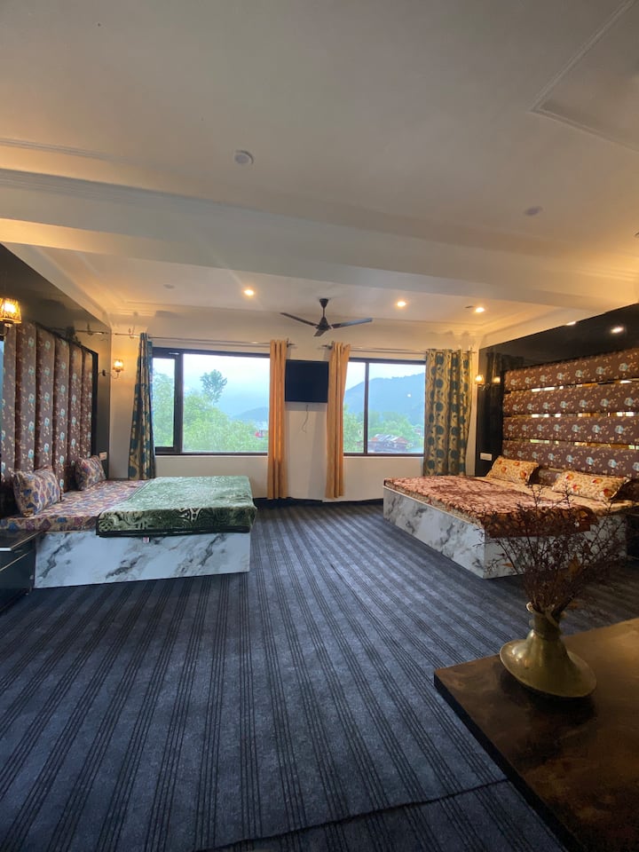 Ova soba ima prekrasan pogled na jezero i planine. Nalazi se u prednjem dijelu zgrade na 2. katu. Pogled je predivan. Ima i blagovaonicu za 6 osoba. Samo dođite, svidjet će vam se soba i pogled. 