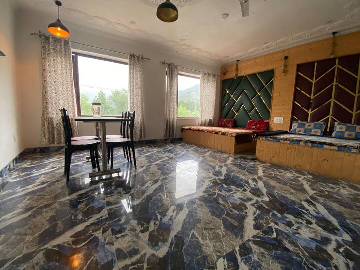 Ova soba ima prekrasan pogled na poznato jezero Dal i planine, a nalazi se u prednjem dijelu naše nekretnine. Ima i blagovaonicu. Tako je velika da izgleda kao obiteljska dvorana.