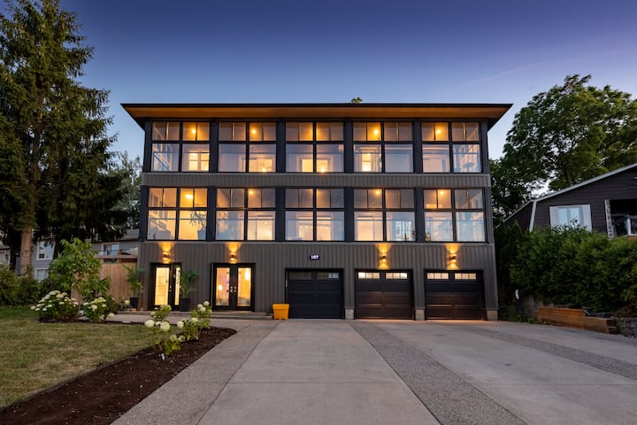 *NEW Stunning Waterfront Mansion | Hot Tub | Falls