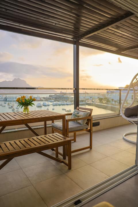 Luxury, stunning 180° Bay View apartment