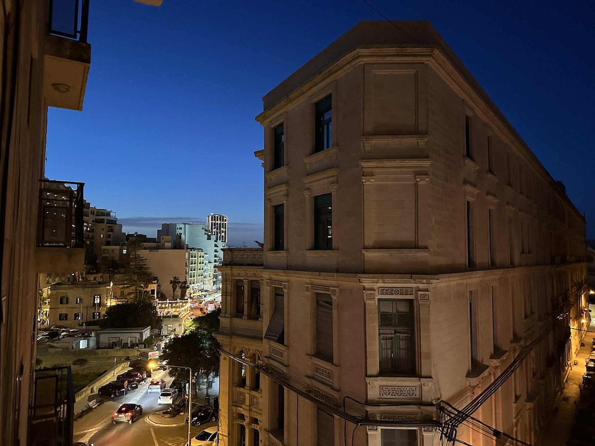 Maltese Charm 2 / 30 seconds to the Sea / Balluta