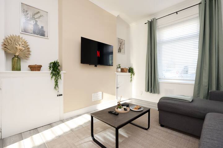 20% Weekly/upto 30% Monthly Discount- Free Parking - Cardiff