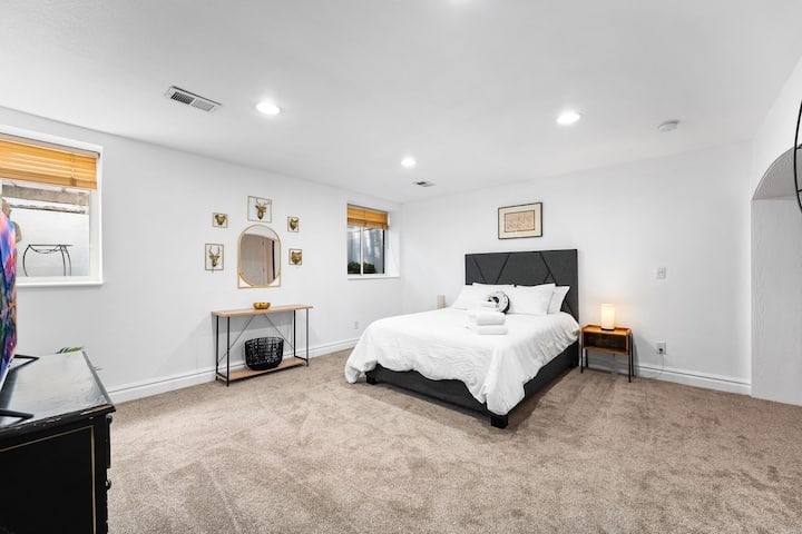 Amplio dormitorio con acogedora cama tamaño queen