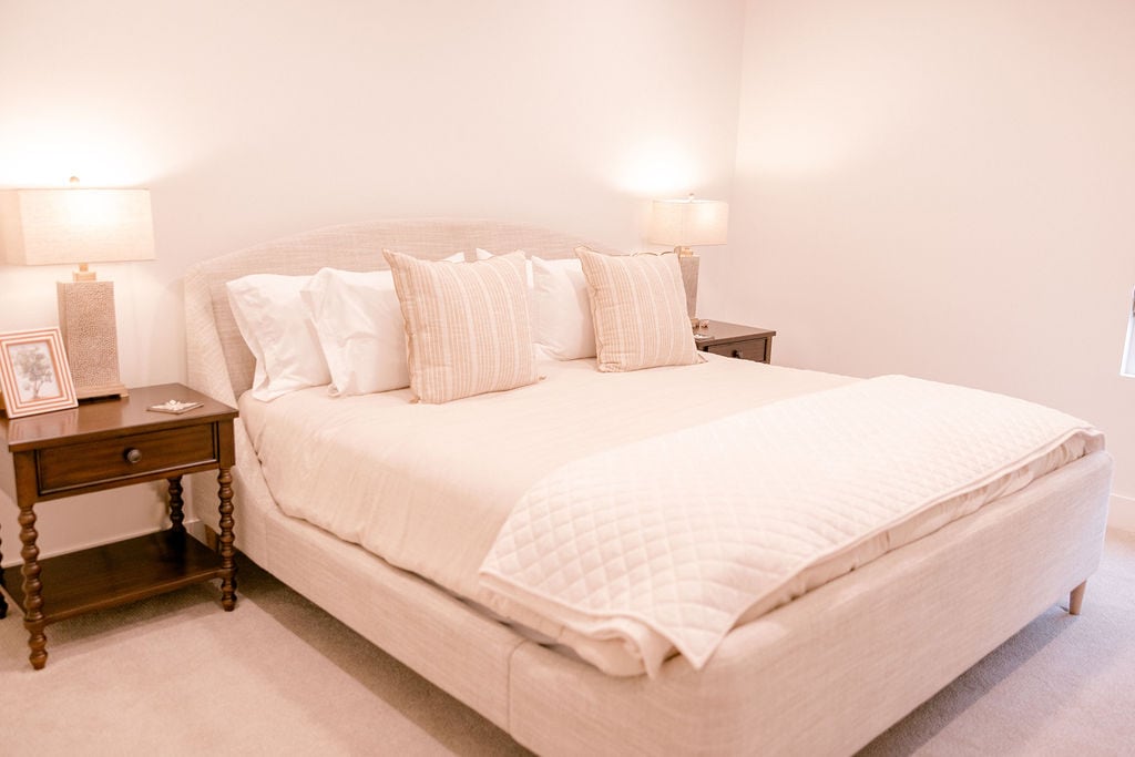 Glavna spavaća soba - bračni krevet (širine 180 - 200 cm)