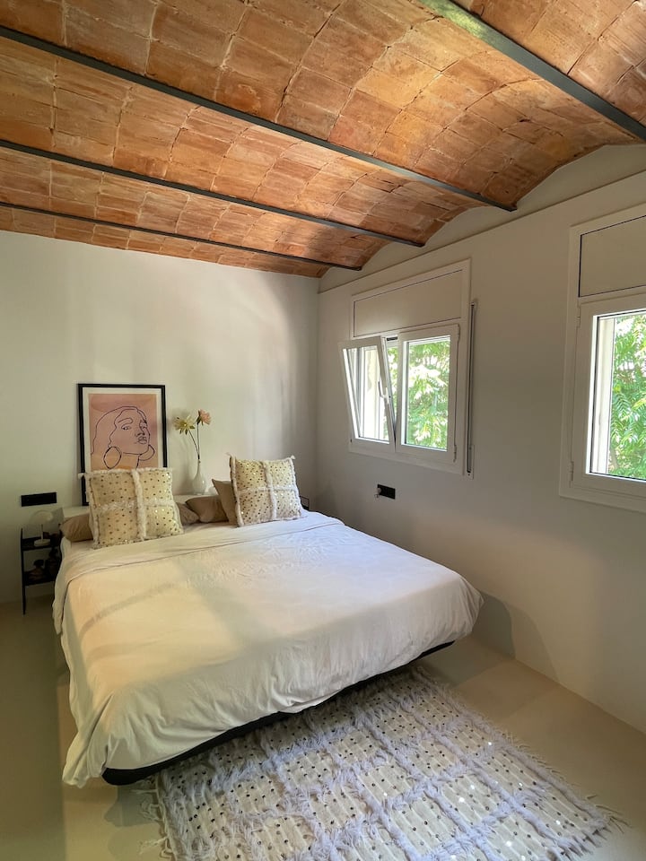 חדר שינה עם מיטת קינג סייז, אידיאלי למנוחה בנוחות מרבית. בחדר הבהיר והשקט יש חלונות גדולים שמציעים נופים של החוץ, ויוצרים אווירה מרגיעה ומזמינה.