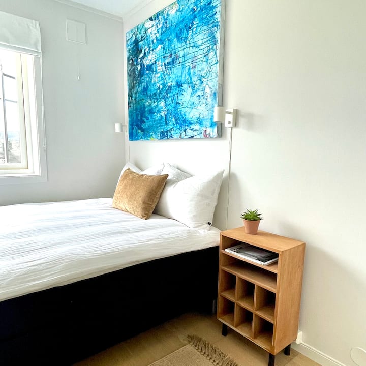 Новореновирана спална соба со удобен кревет и постелнина. Од прозорецот на спалната соба се гледаат планини и небо. Ако имате среќа, можете да ја видите Северната светлина од креветот. Креветот е широк 1,5 метри.