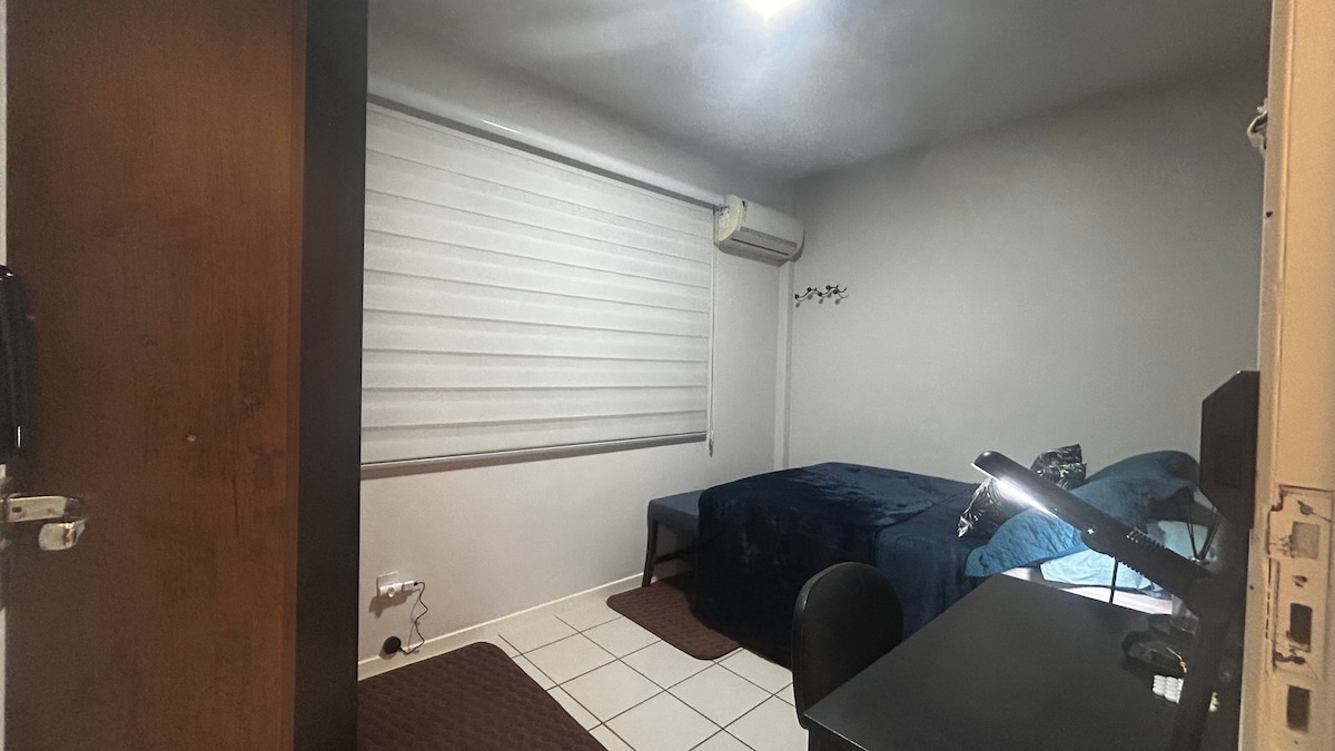 מיזוג אוויר, כריות ושמיכות נוספות, ארון עם קולב ומדפים, שולחן עם כיסא וגלגלים, תאורת מגע ואור לבן הניתן לכוונון לבחירה 