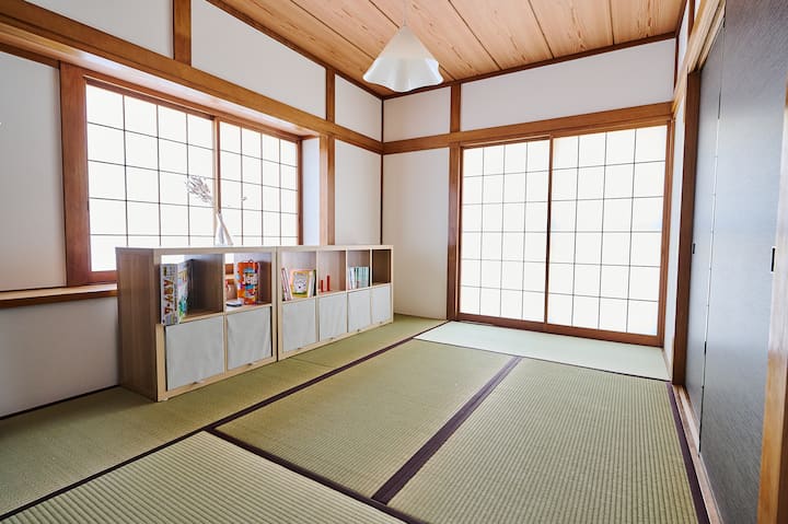 昼間は広々とした畳のフリースペースとして利用可能。遊び場やくつろぎの場として、自由にレイアウトできます。