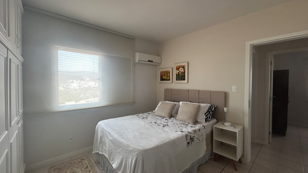 Apartman s digitalnom bravom i klima-uređajem, vrlo prostranim ormarom s vješalicama, radnim stolom i udobnim krevetom. Kupaonica s fenom za kosu u sklopu privatne sobe.