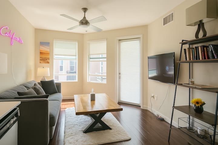 La Vibe 1br | 2 Pools, Parking + Prime Location - Hollywood, CA