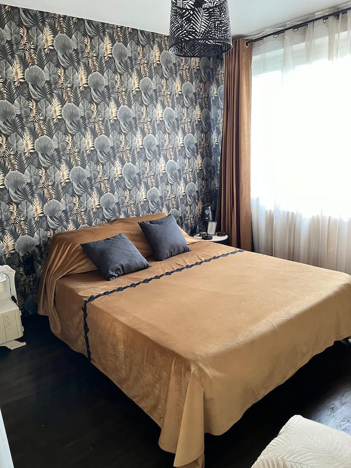 Bračni krevet (160 cm) s udobnom posteljinom, 1 zaštitna navlaka za madrac, donja plahta s gumicom, poplun s navlakom, jastučnice sa zaštitom i obične jastučnice, 1 baršunasti prekrivač koji se slaže s crnim zavjesama za zamračenje + rolete.